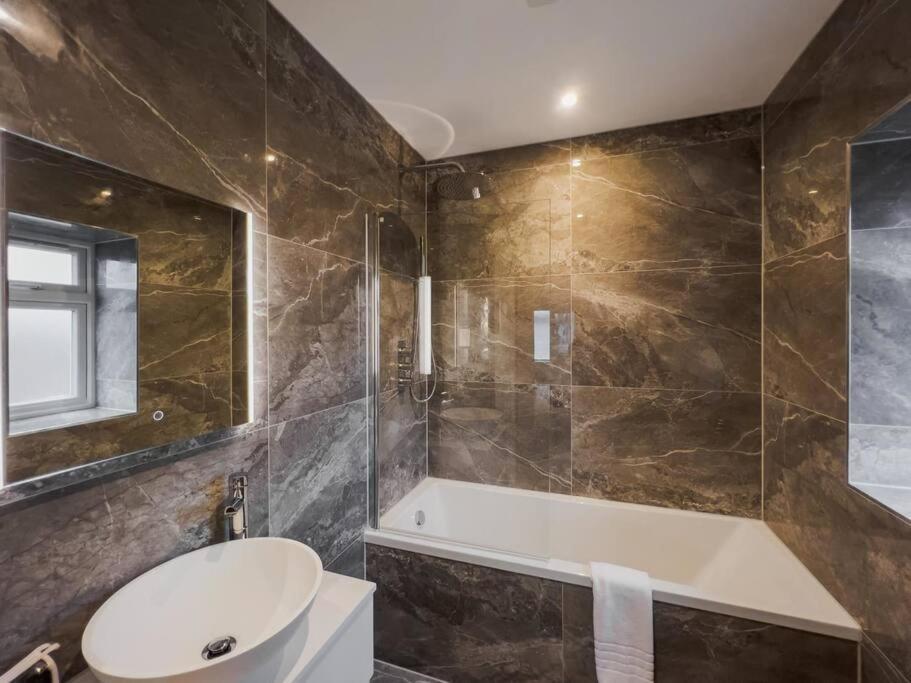 2br Gem, Private Parking & Private Garden Windsor