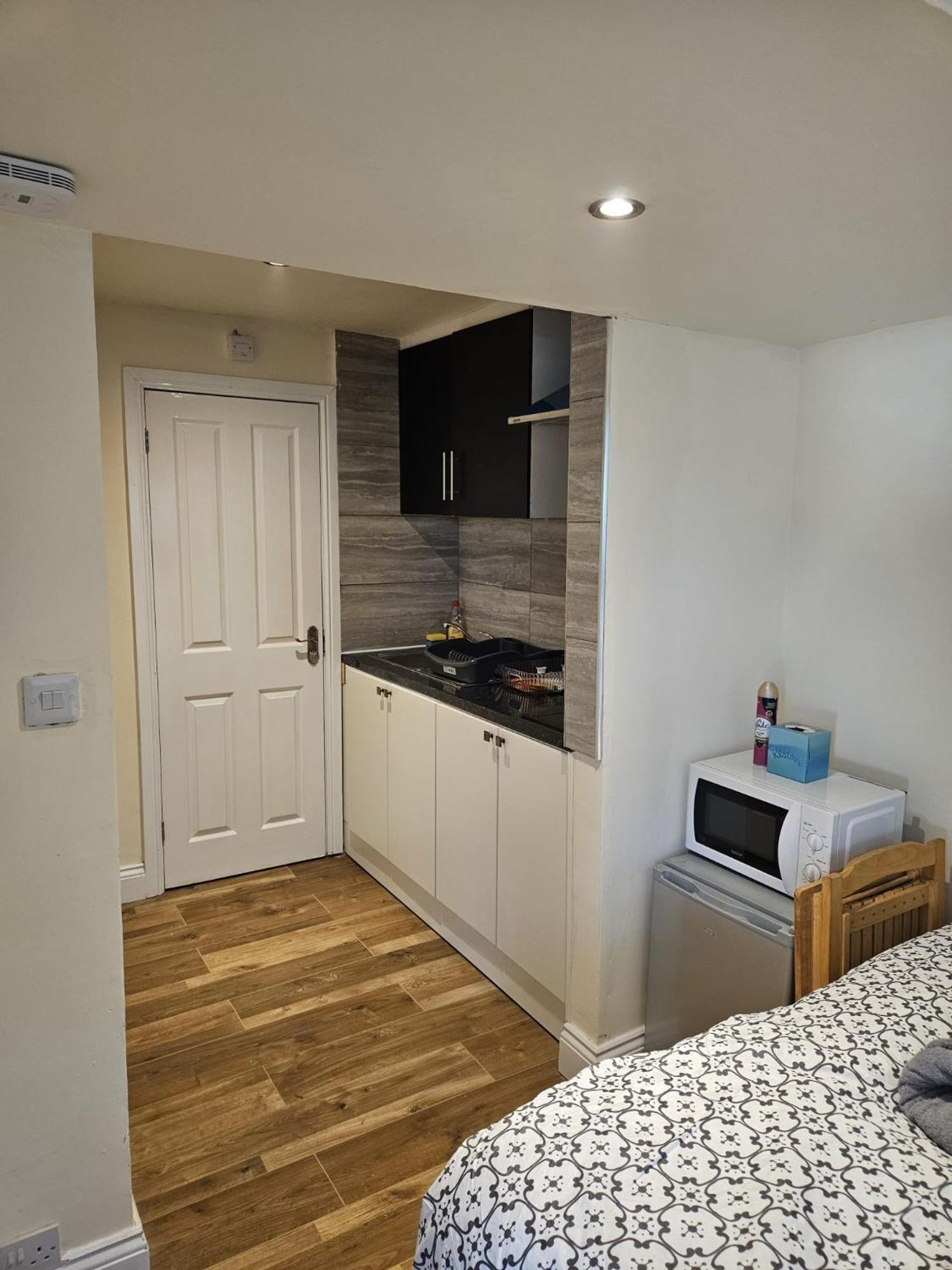 Entire En-suite In With Free Parking Apartment *