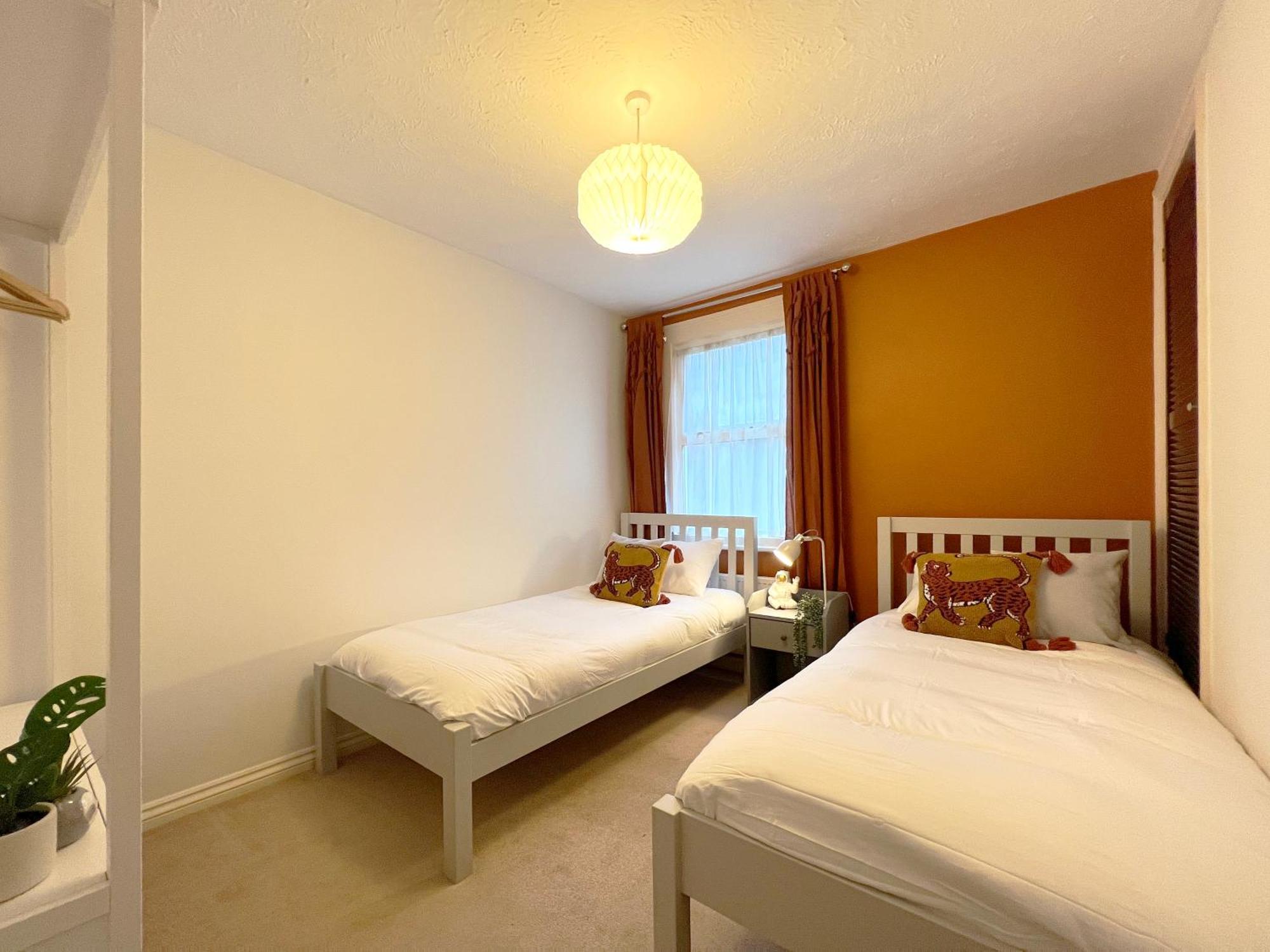 Charming Cottage, Incredible Location, Castle Doorstep Holiday home Windsor