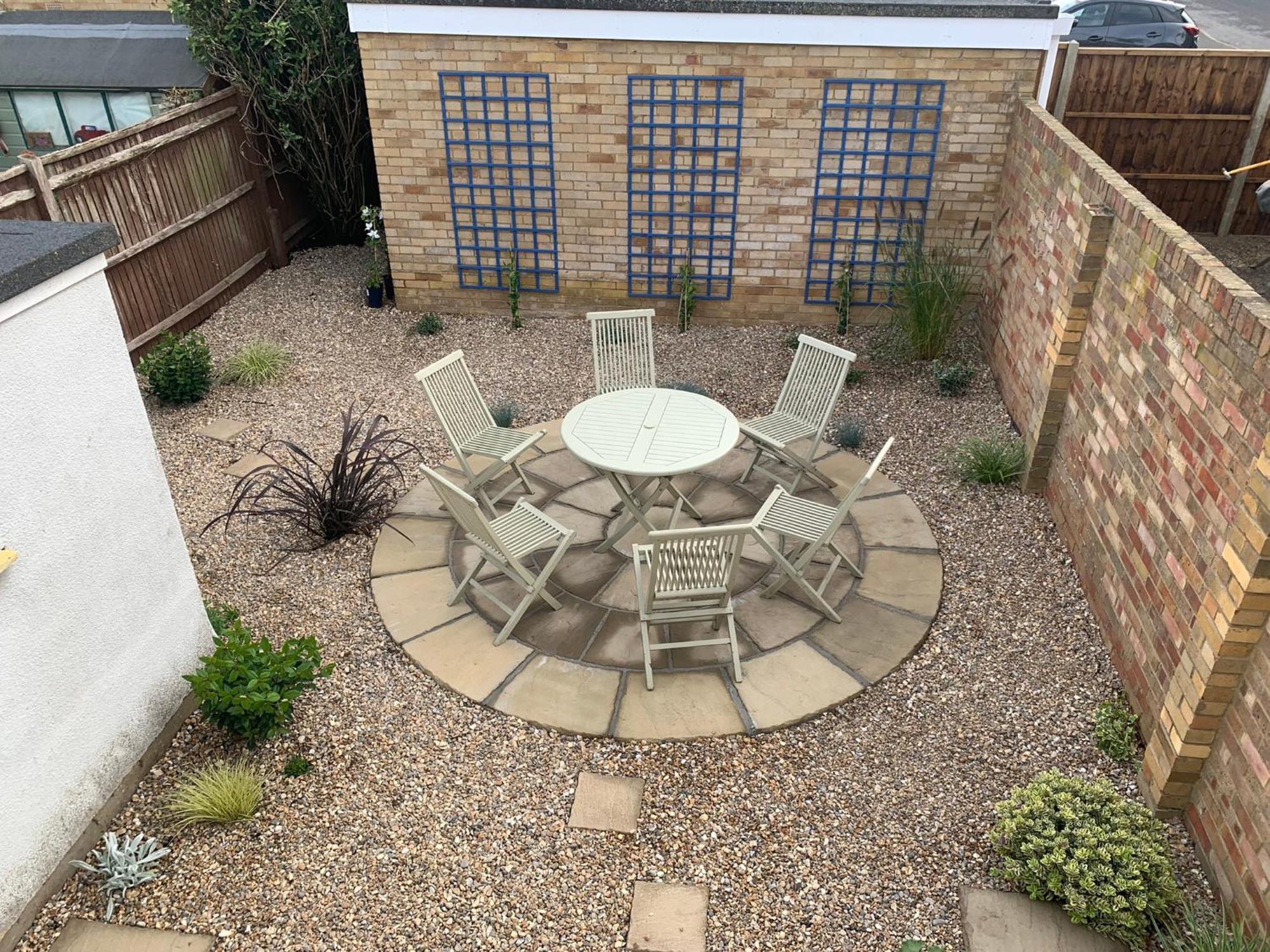 3 Bedroom House With Parking And Garden *