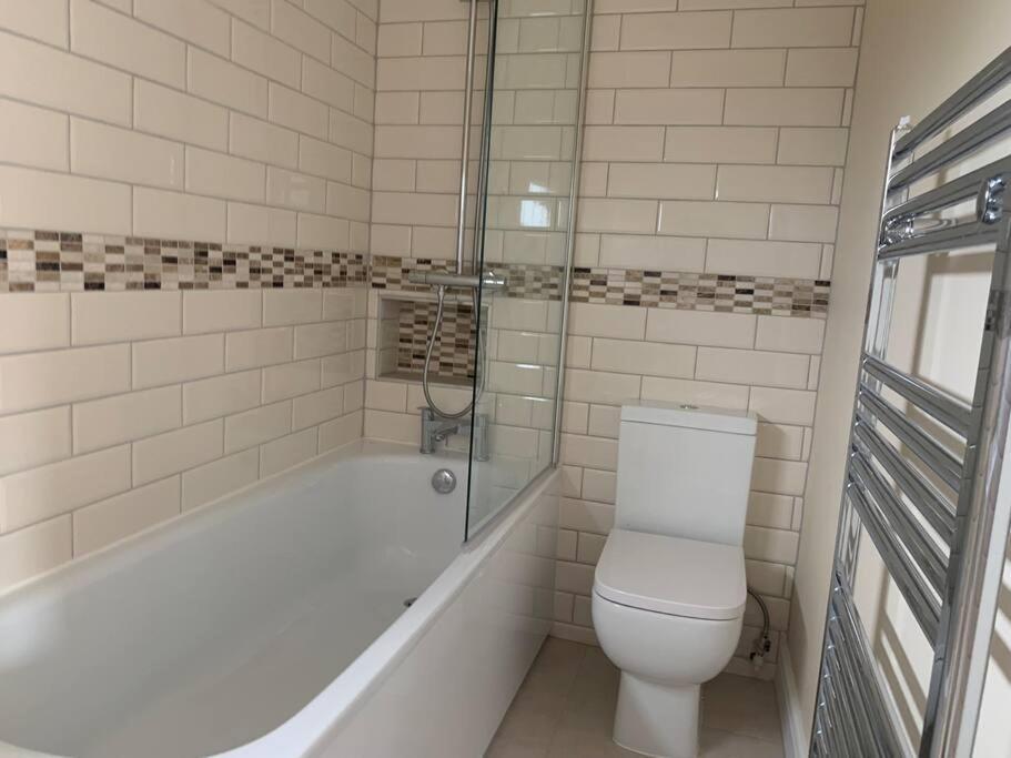 3 Bedroom House With Parking And Garden Apartment *