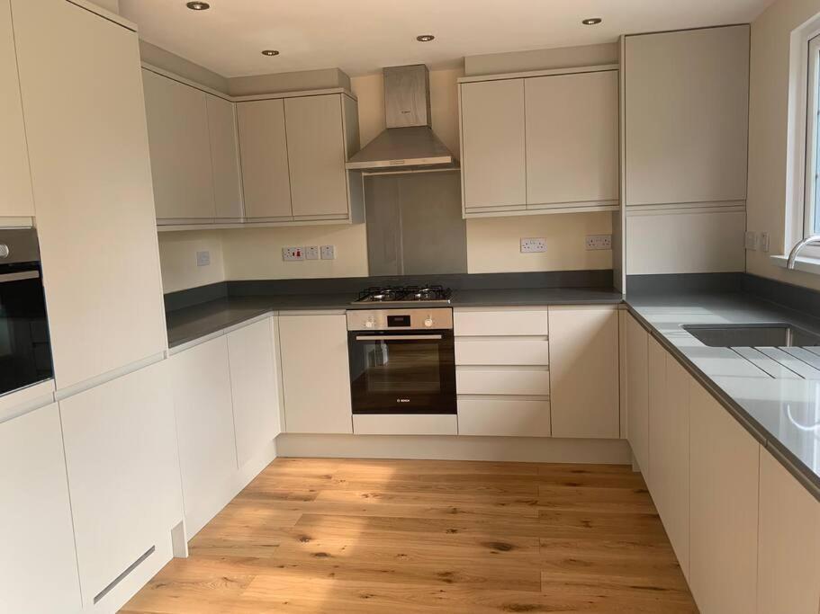 Apartment 3 Bedroom House With Parking And Garden