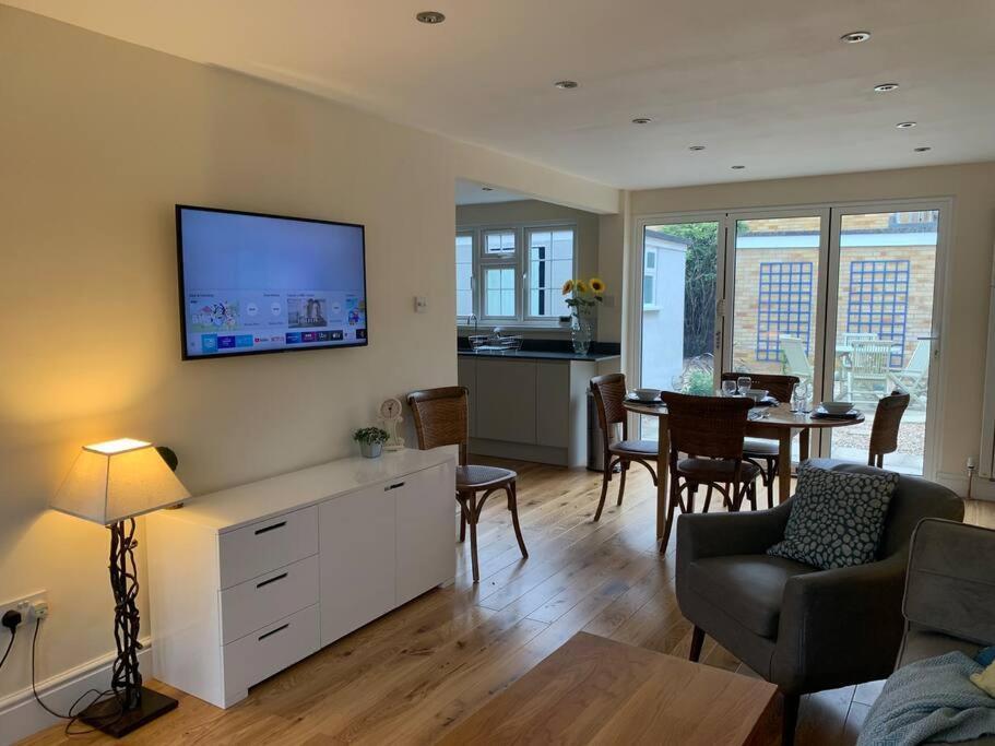 3 Bedroom House With Parking And Garden Apartment Windsor