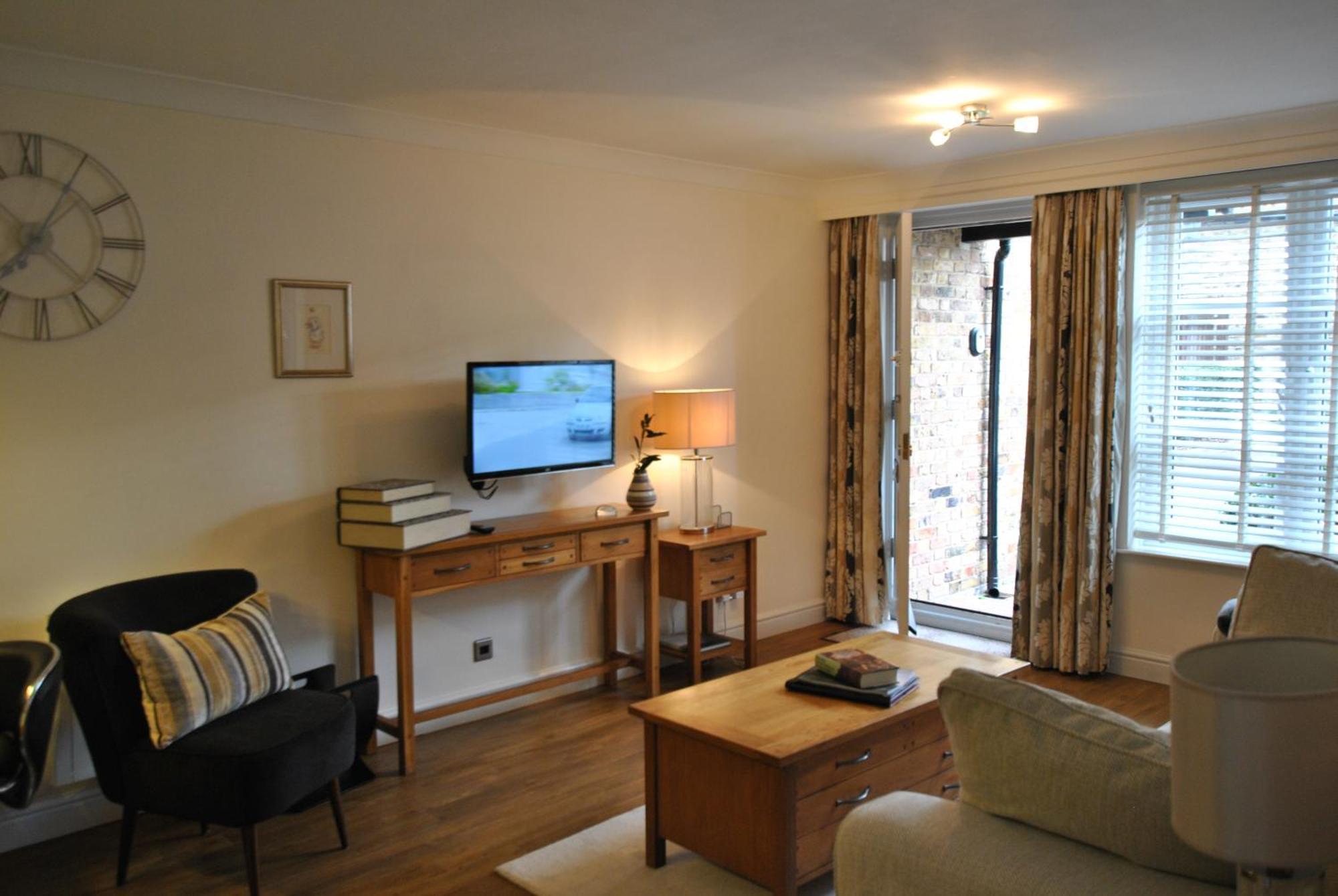 Alexandra Court One Bedroom Central Windsor Flats With Parking Windsor