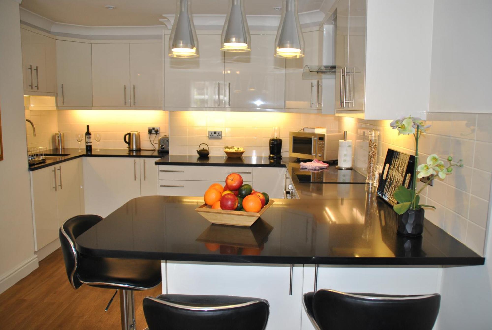 Alexandra Court One Bedroom Central Windsor Flats With Parking Apartment *