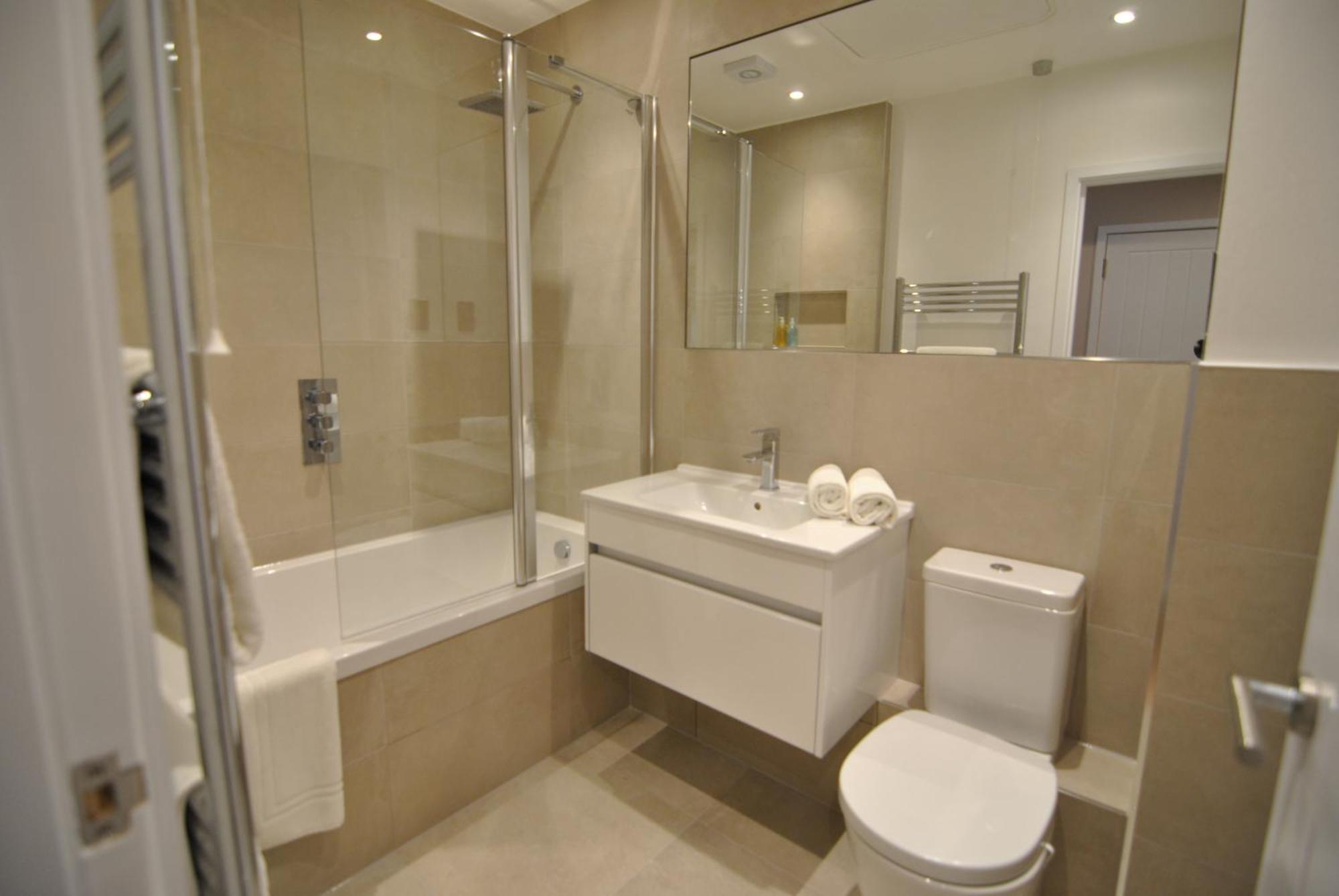 Alexandra Court One Bedroom Central Windsor Flats With Parking * Windsor
