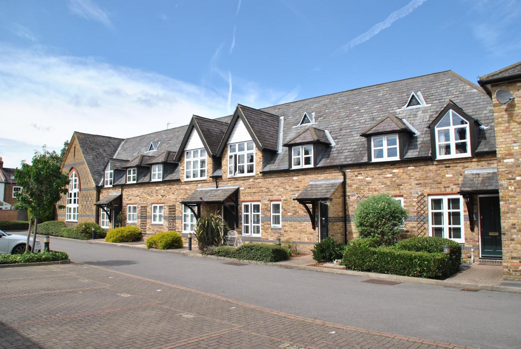 Apartment Alexandra Court One Bedroom Central Windsor Flats With Parking *