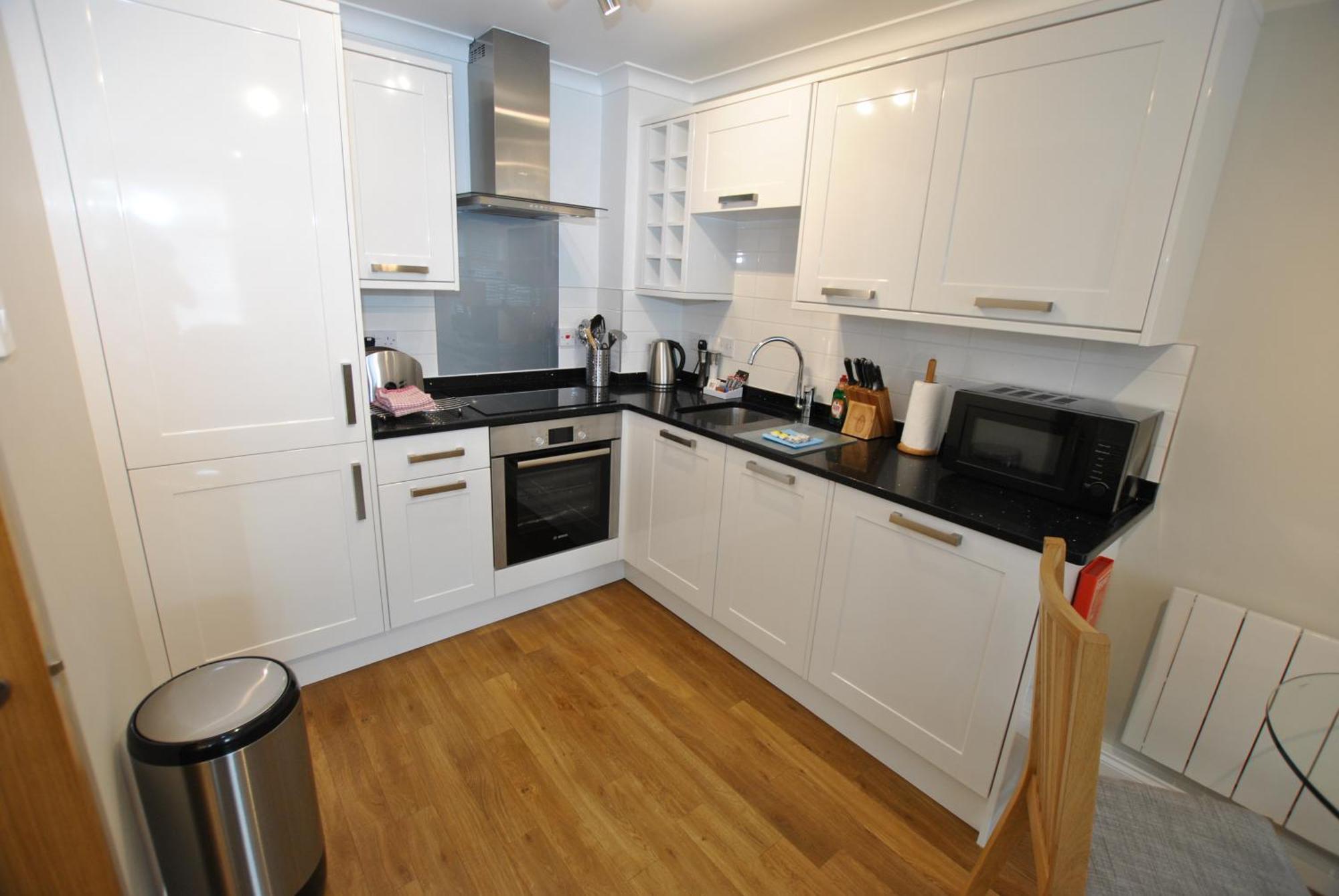 Alexandra Court One Bedroom Central Windsor Flats With Parking Apartment *