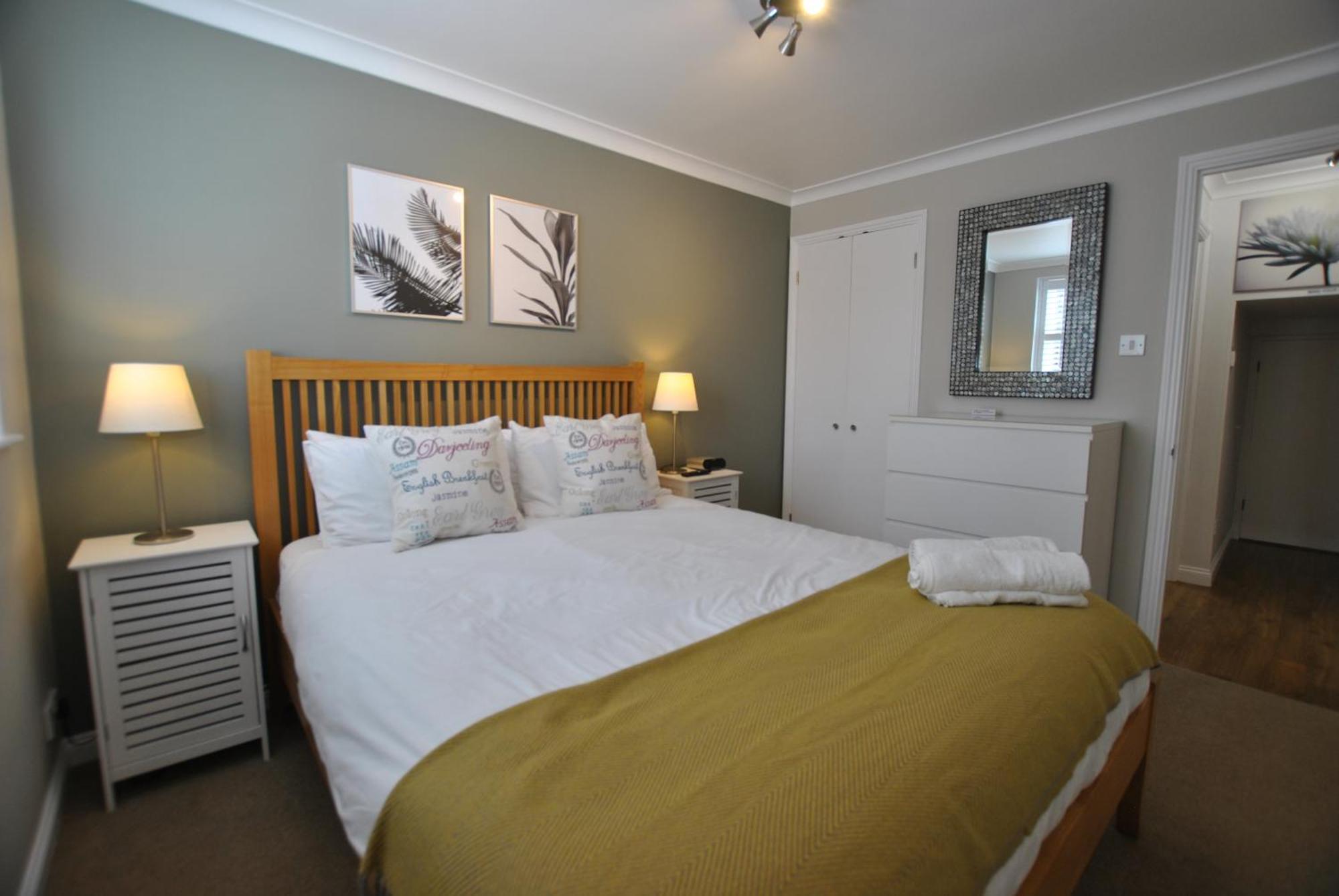 Alexandra Court One Bedroom Central Windsor Flats With Parking Apartment *