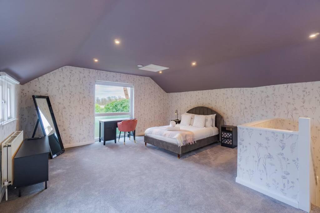 Wellness Escape By River, Sauna, Heated Pool, Hot Tub Holiday home Windsor