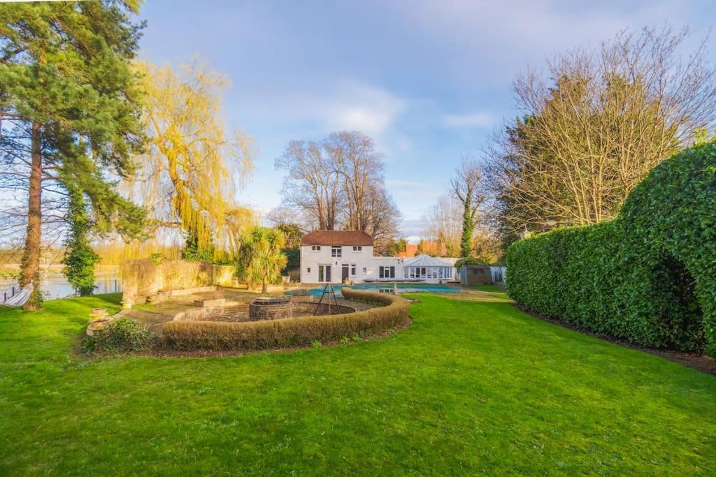Wellness Escape By River, Sauna, Heated Pool, Hot Tub Holiday home Windsor