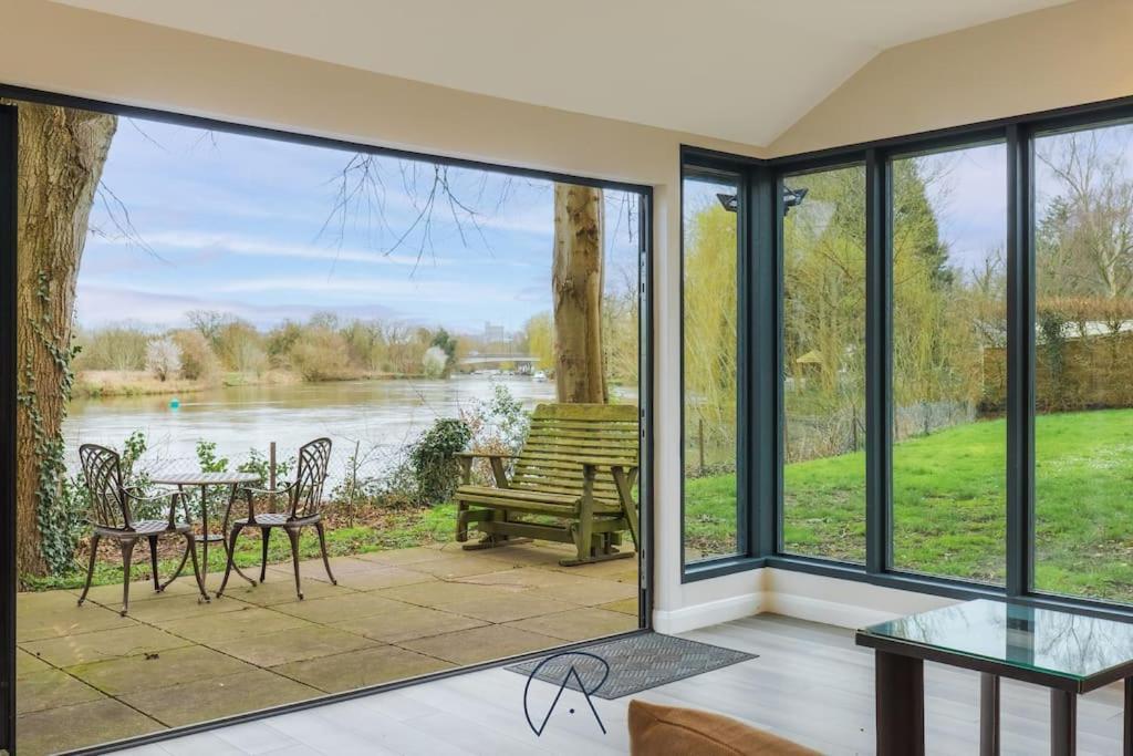 River's Edge Retreat:a Cosy 1-bed In Holiday home Windsor