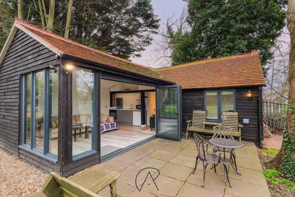 River's Edge Retreat:a Cosy 1-bed In Holiday home Windsor