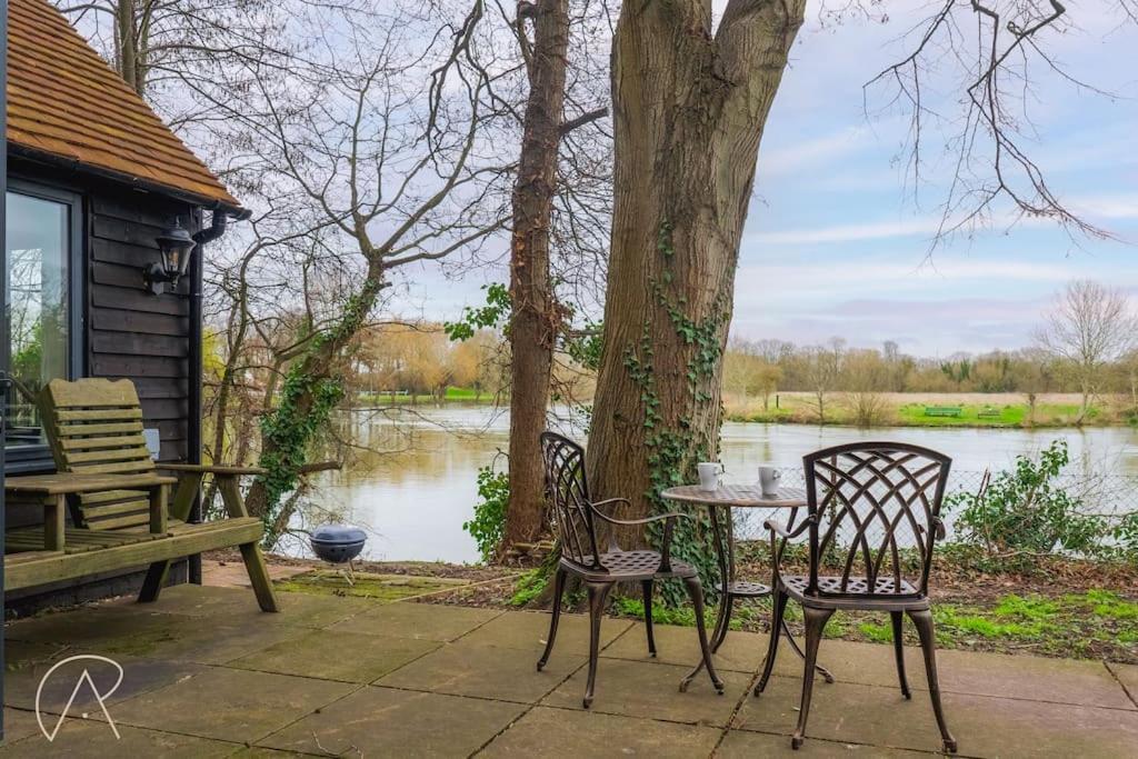 River's Edge Retreat:a Cosy 1-bed In Holiday home Windsor