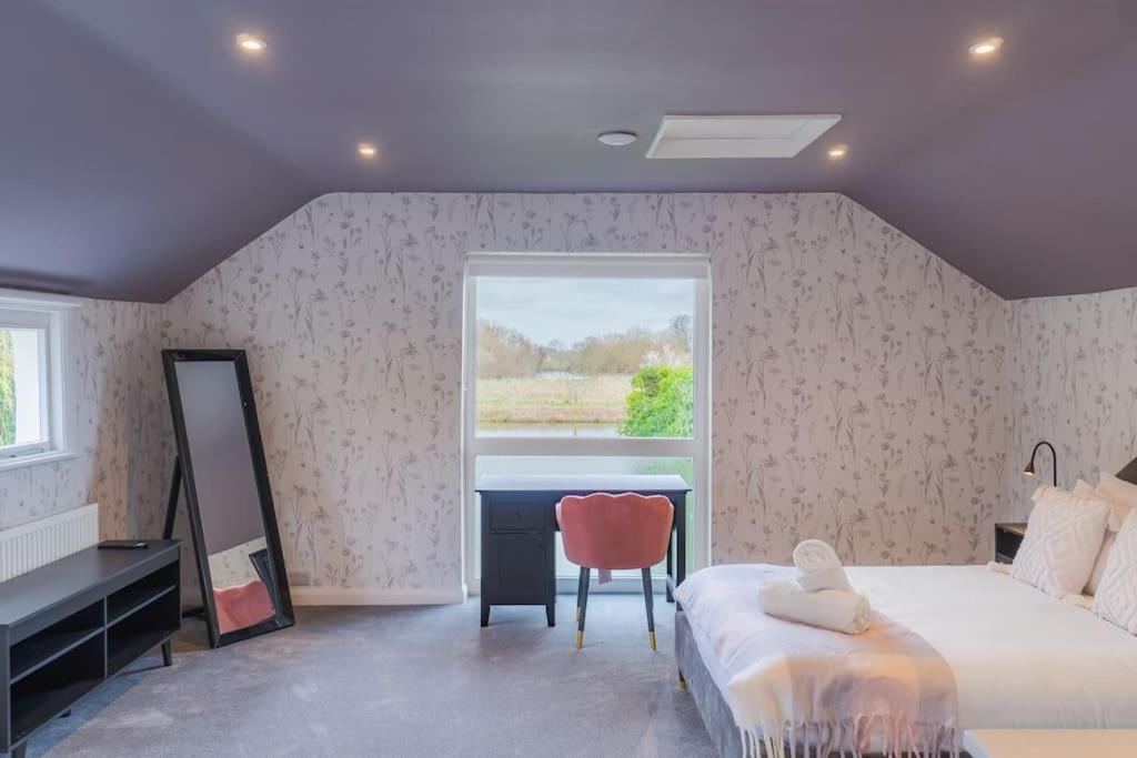 Wellness Escape By River, Sauna, Heated Pool, Hot Tub *