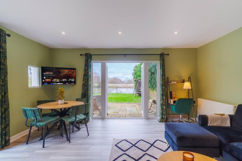 Wellness Escape By River, Sauna, Heated Pool, Hot Tub Windsor
