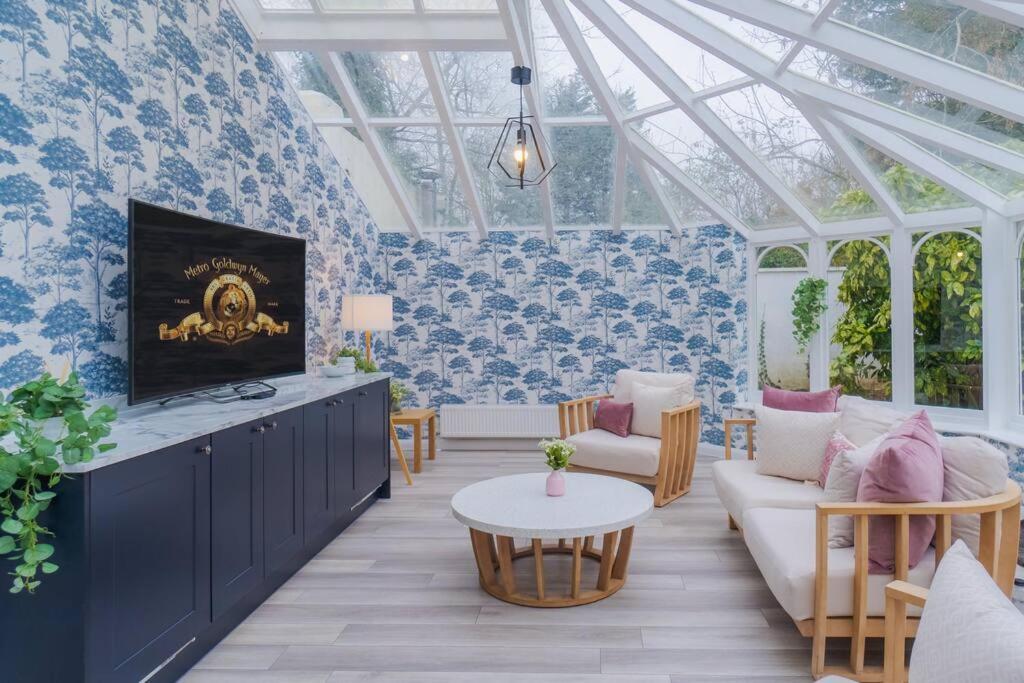 Wellness Escape By River, Sauna, Heated Pool, Hot Tub Holiday home Windsor