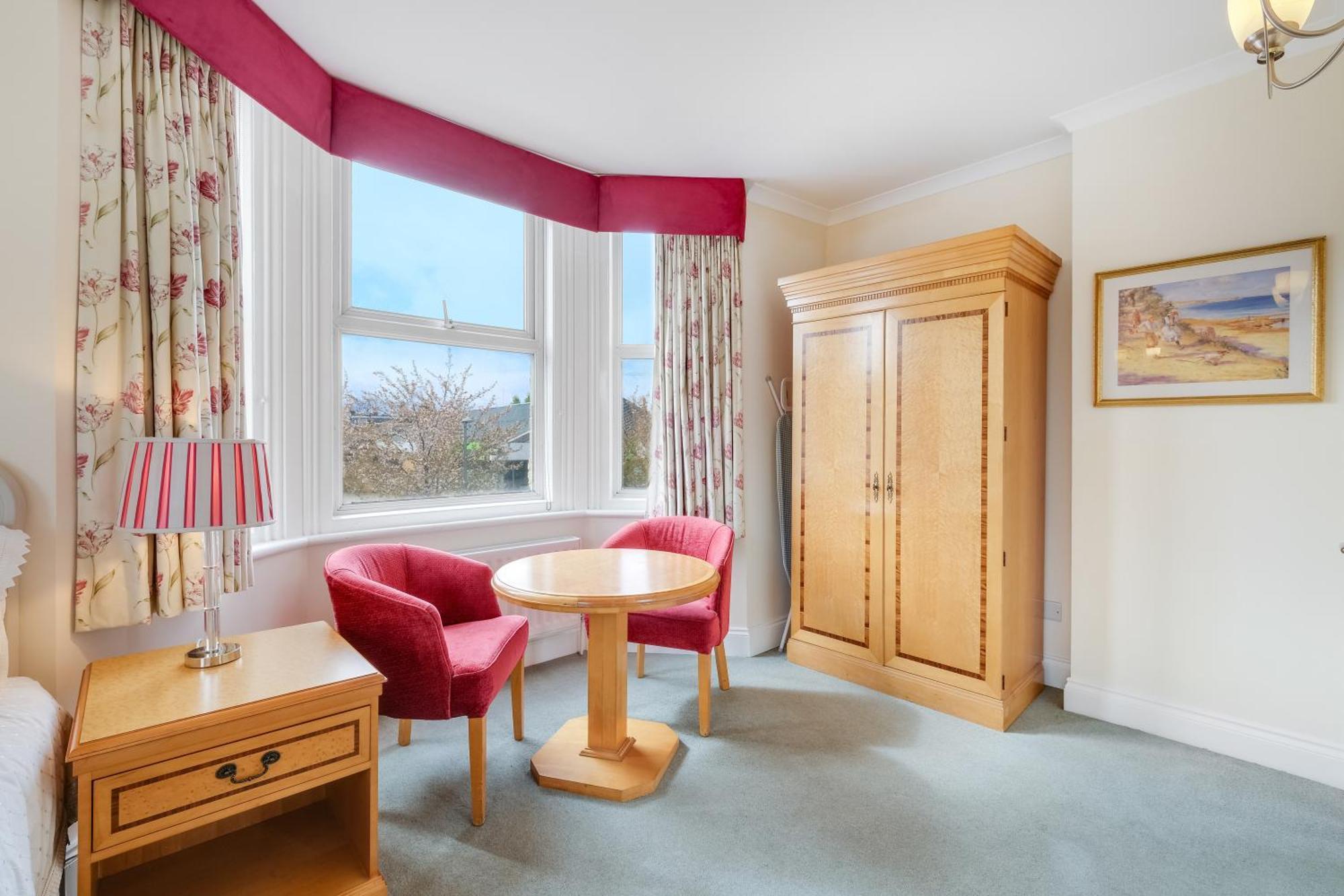 Charles House - Castle Guest house Windsor