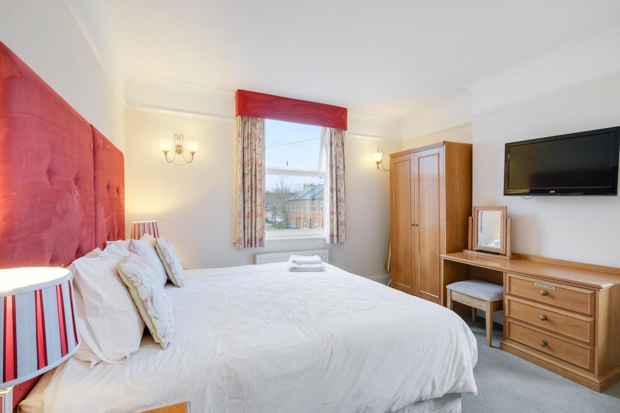 Charles House - Castle Guest house Windsor