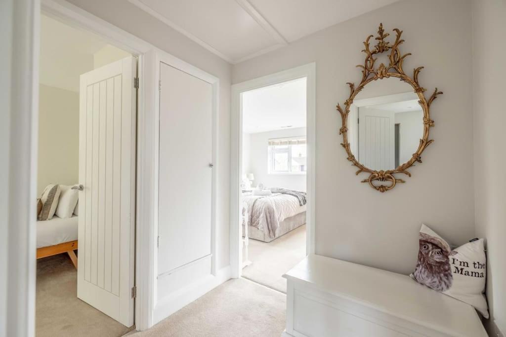 Charm : Spacious 3-bed, Parking & Garden Holiday home Windsor
