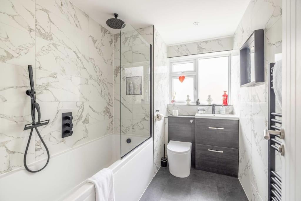 Charm : Spacious 3-bed, Parking & Garden Holiday home *