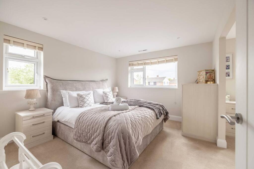 Charm : Spacious 3-bed, Parking & Garden *