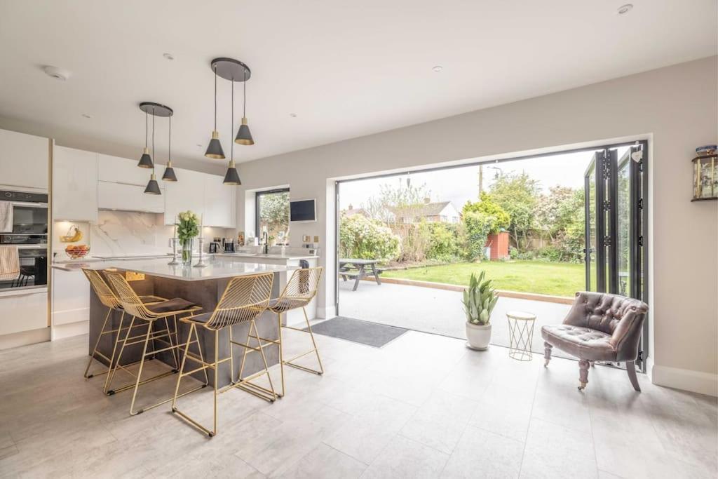 Charm : Spacious 3-bed, Parking & Garden *