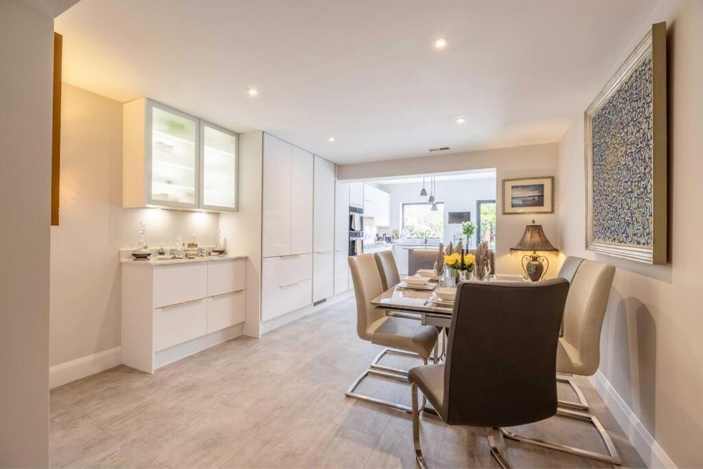 Charm : Spacious 3-bed, Parking & Garden Holiday home Windsor