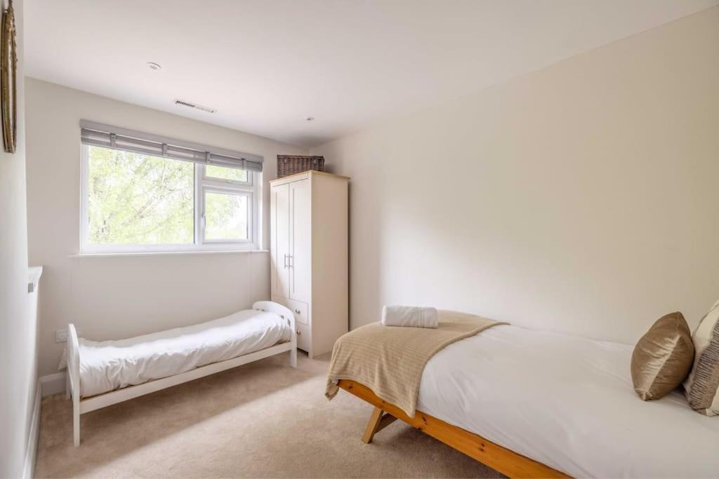 Charm : Spacious 3-bed, Parking & Garden *