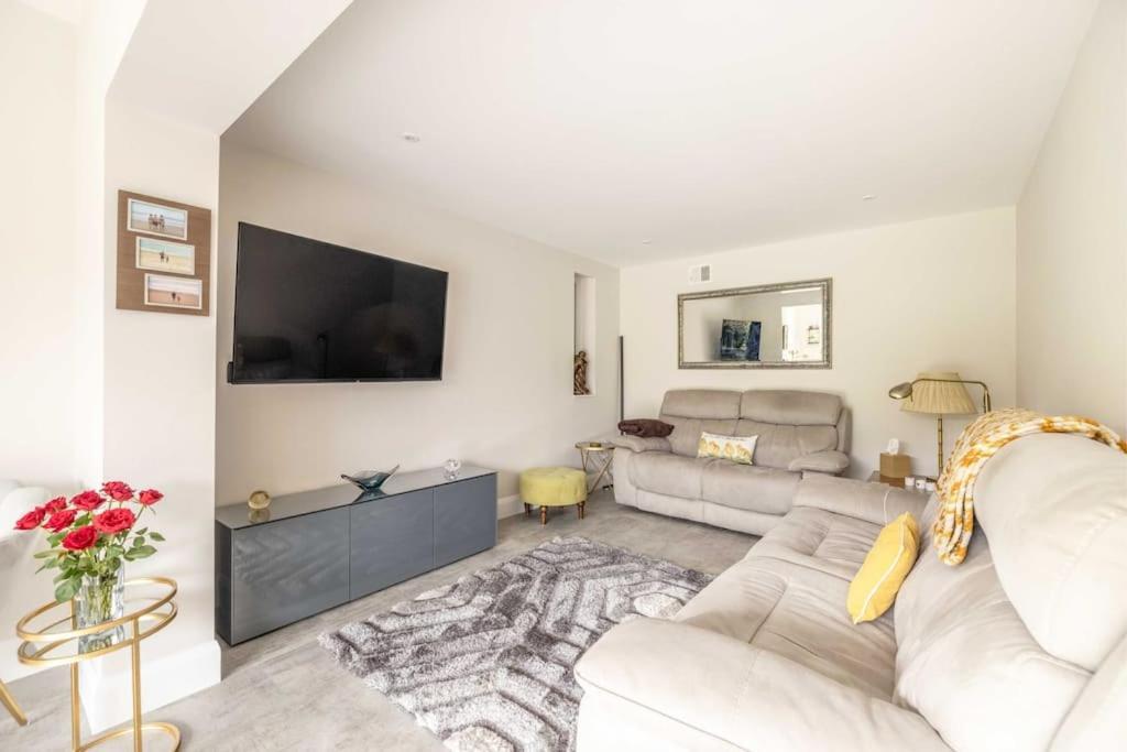 Charm : Spacious 3-bed, Parking & Garden * Windsor