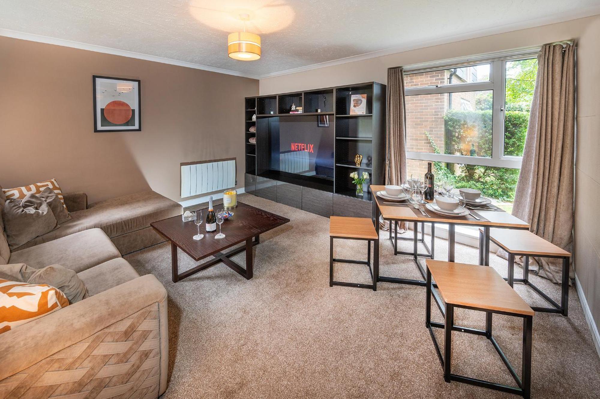 La Casa - Spacious Ground Floor 2-bedroom With Free Parking Apartment *