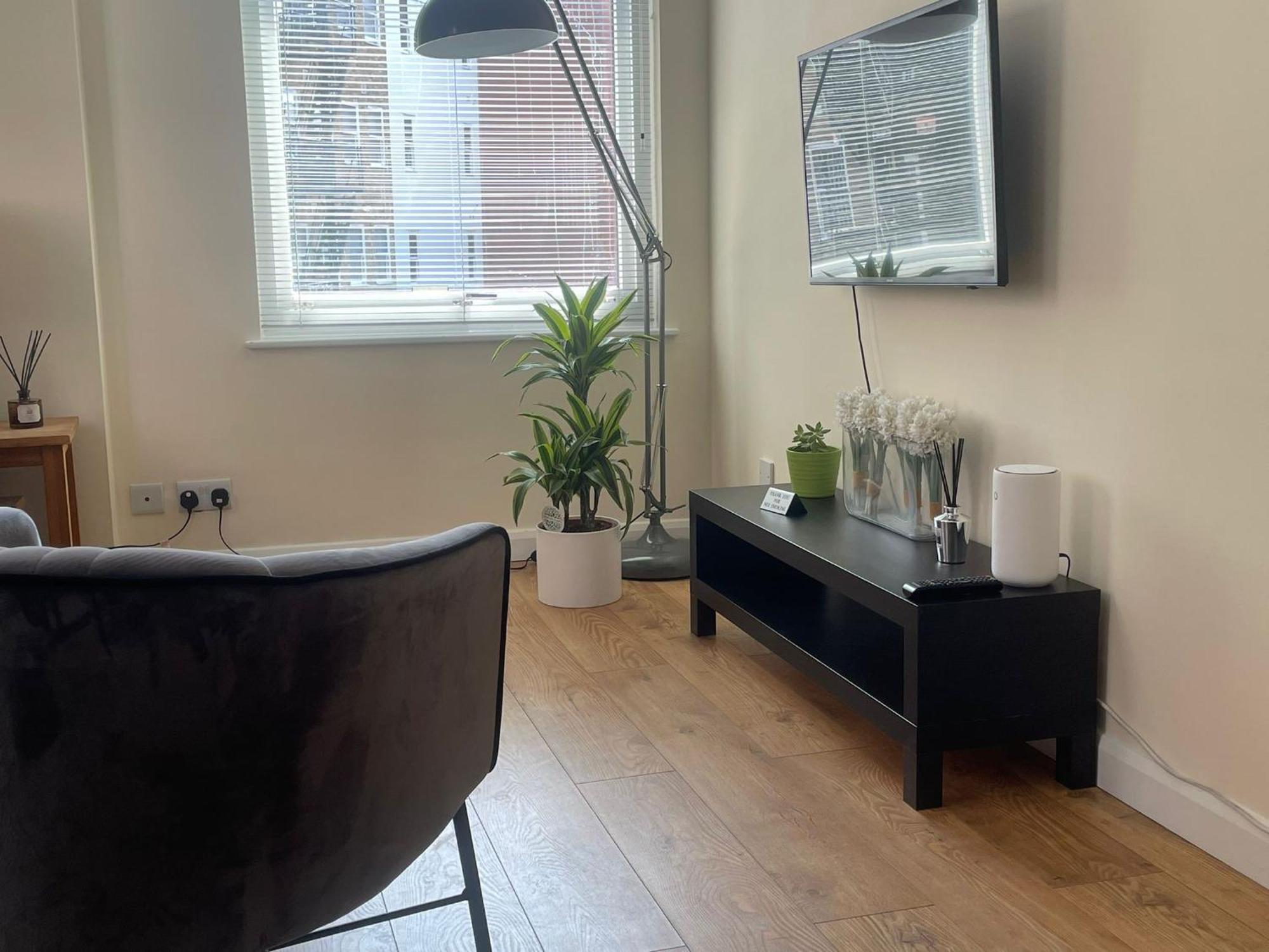 Apartment The Courtyard 2 Bedroom Apartments In Central Windsor With Parking *