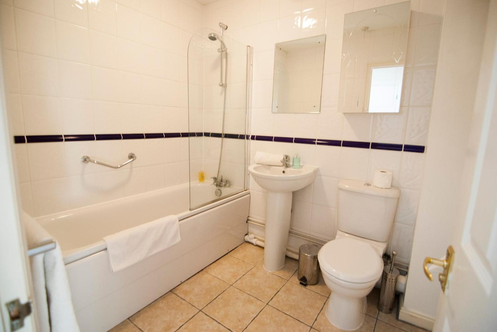 Alexandra Court One Bedroom Central Windsor Flats With Parking Apartment
