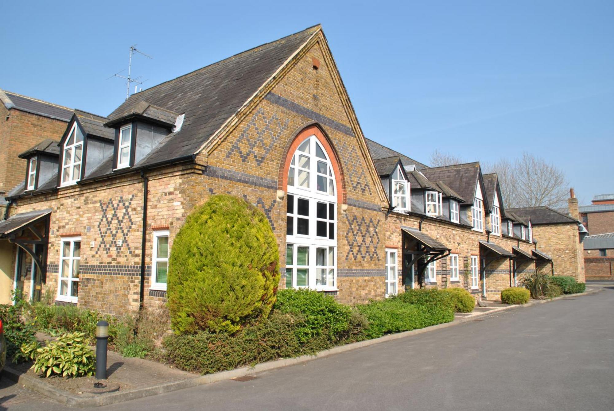 Alexandra Court One Bedroom Central Windsor Flats With Parking Apartment Windsor