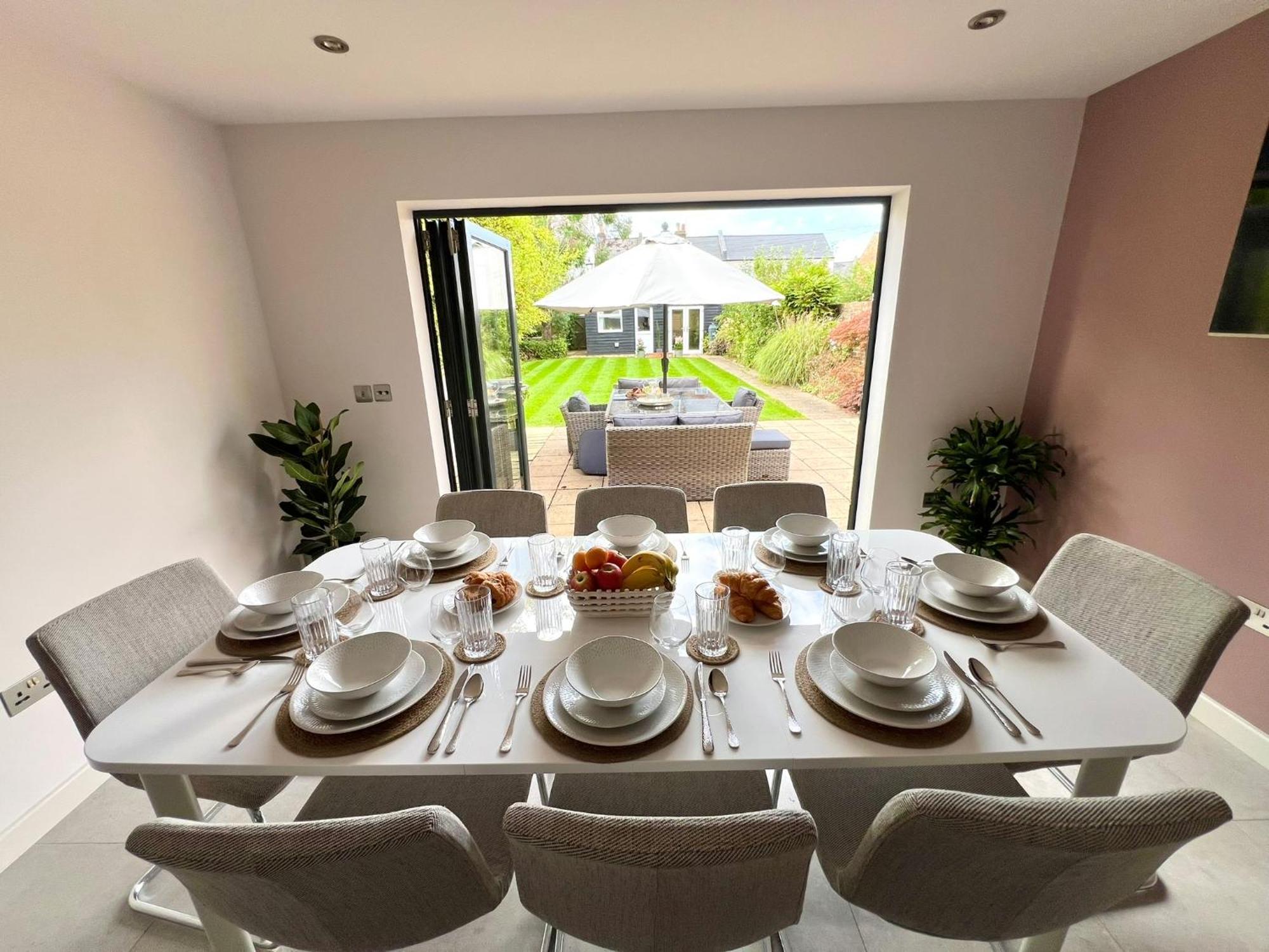 Luxury Family In With Large Garden, Games Room, Office, Parking & Pet-friendly Holiday home
