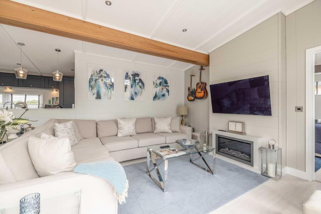Luxury With Hot Tub In Marina Holiday home Windsor