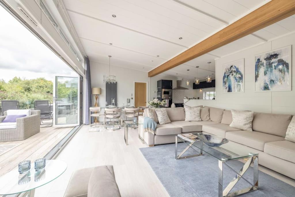 Holiday home Luxury With Hot Tub In Marina Windsor