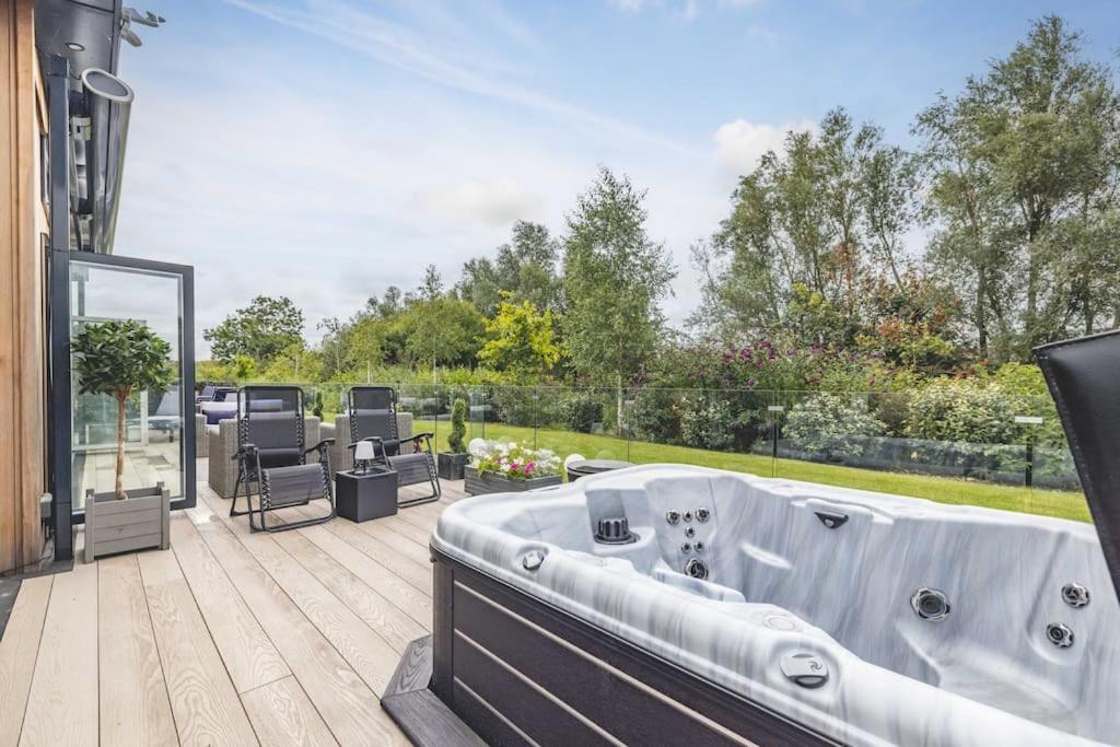 Luxury With Hot Tub In Marina Windsor