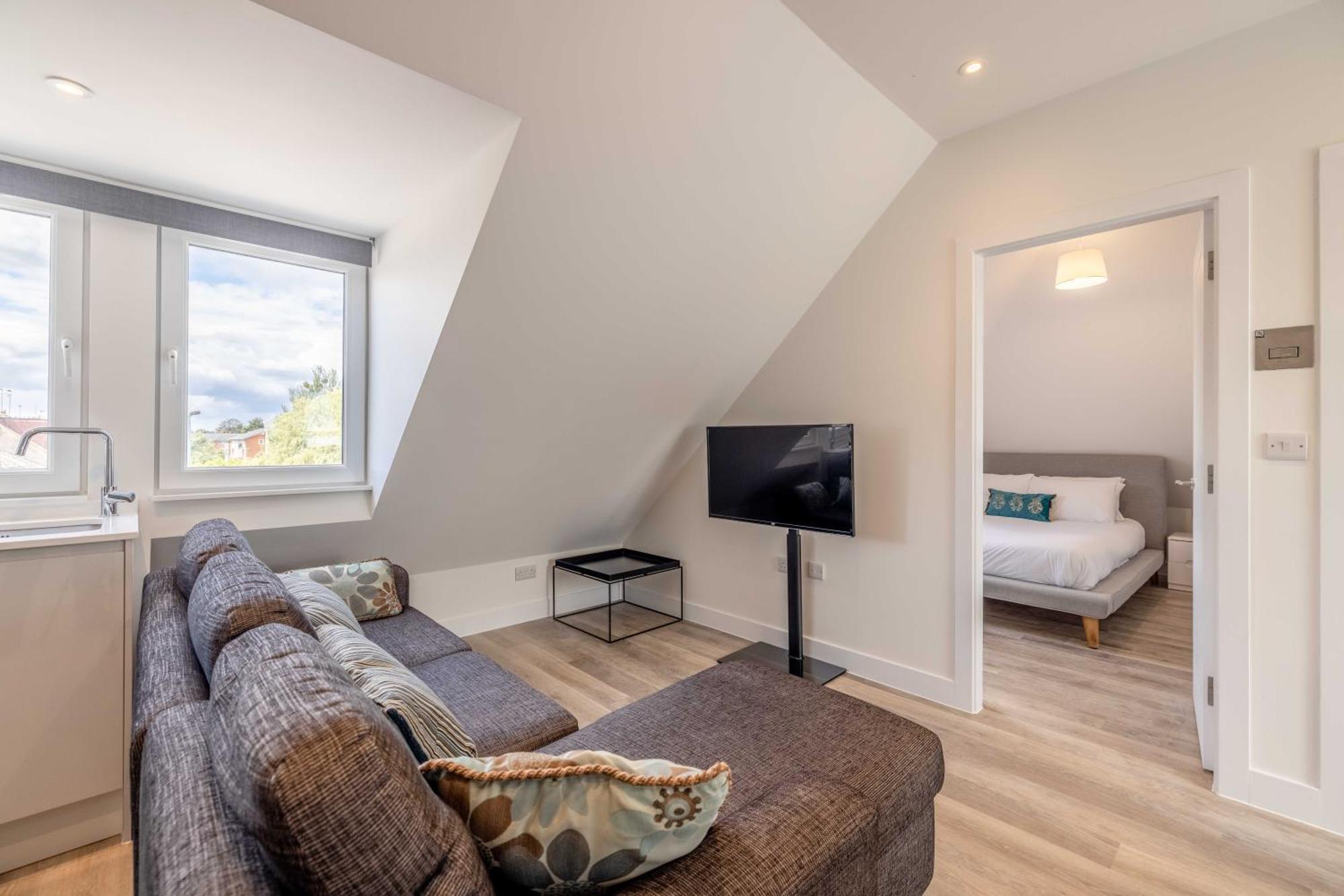 Entr - Modern In Windsor