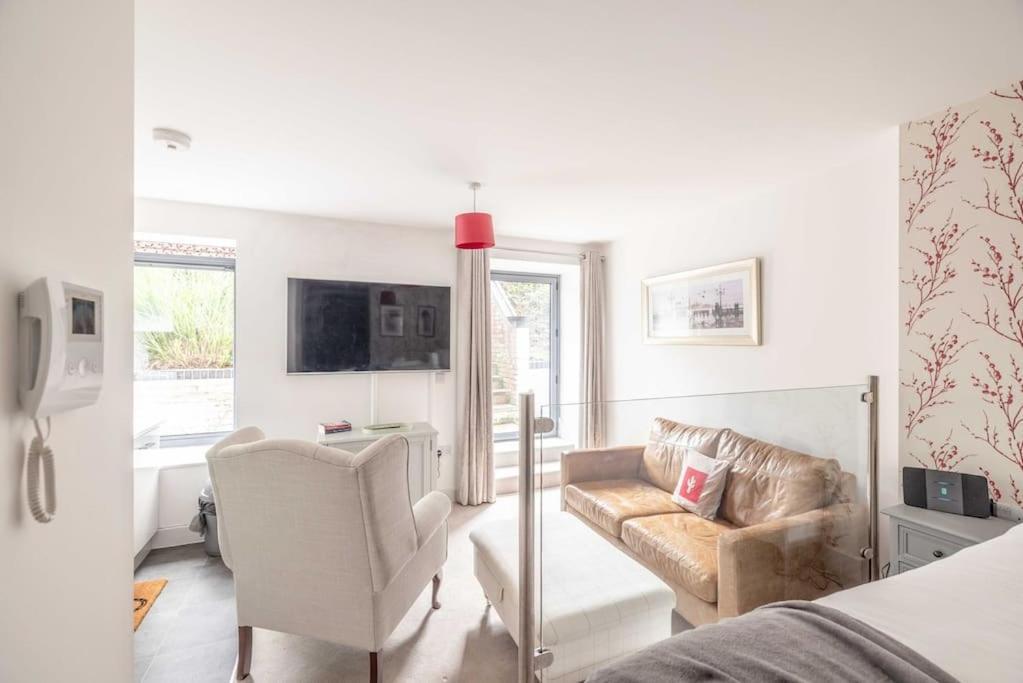 Stylish 1br, 2-min Walk To Castle Apartment