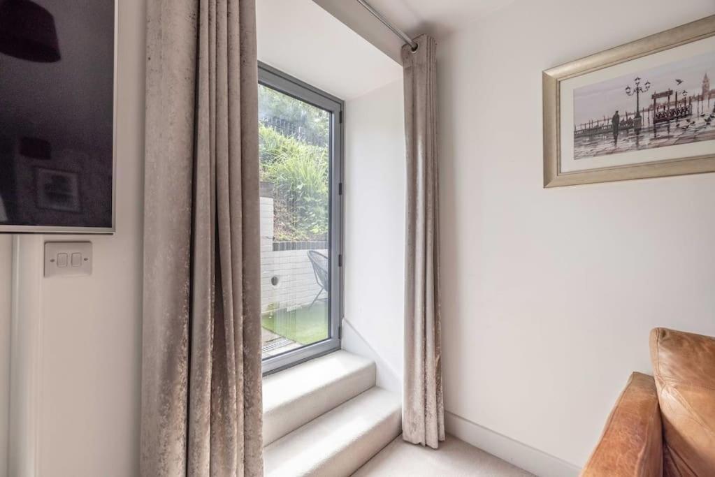 Stylish 1br, 2-min Walk To Castle *