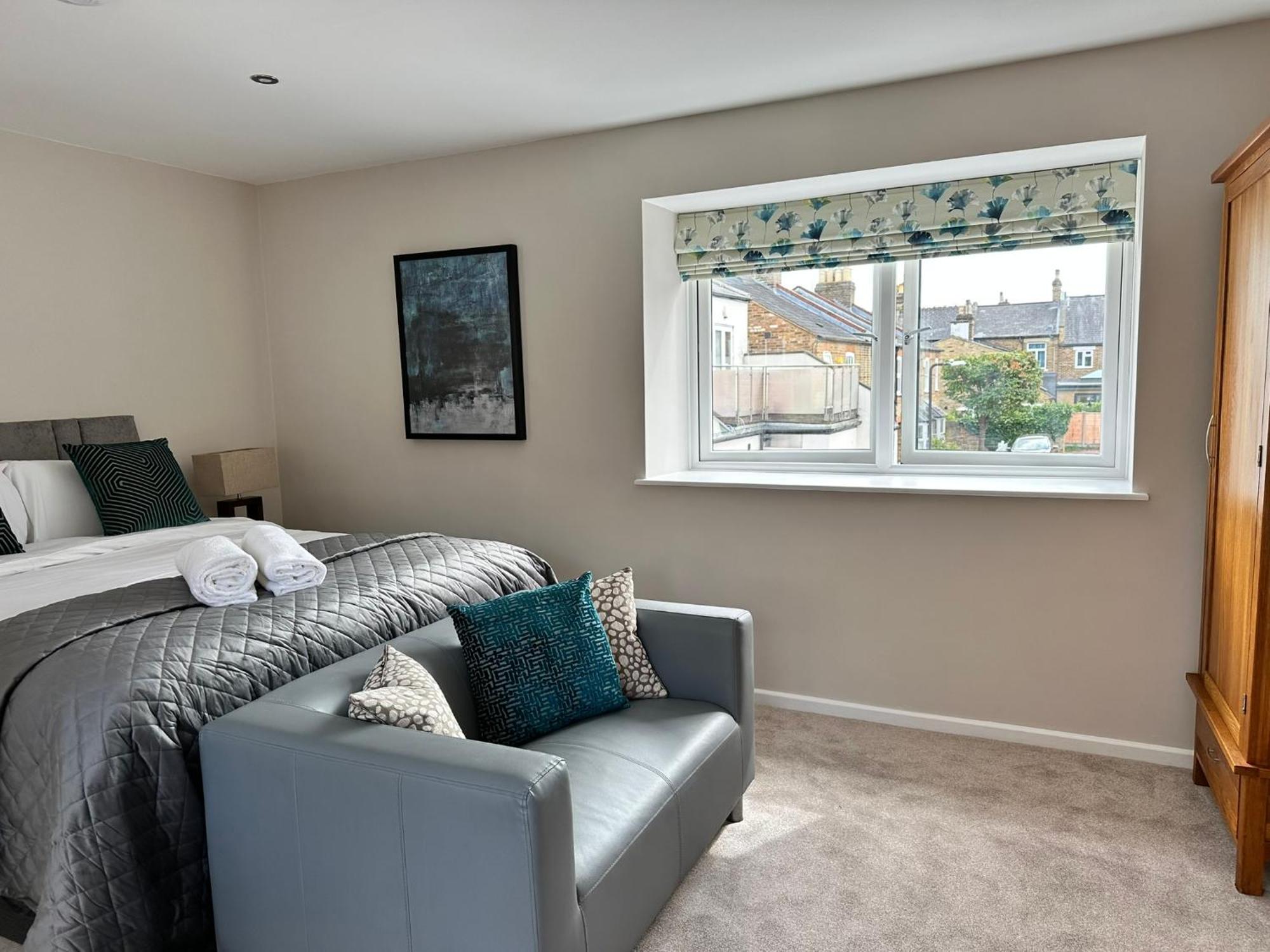 Russell Street- Apartment *
