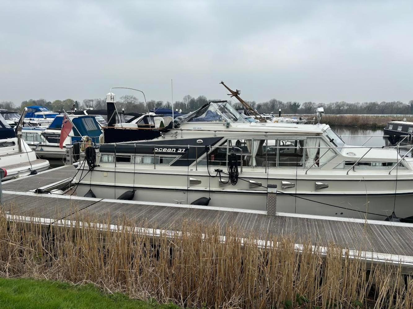 Holiday home Riverside Boat Retreat On The River Thames *