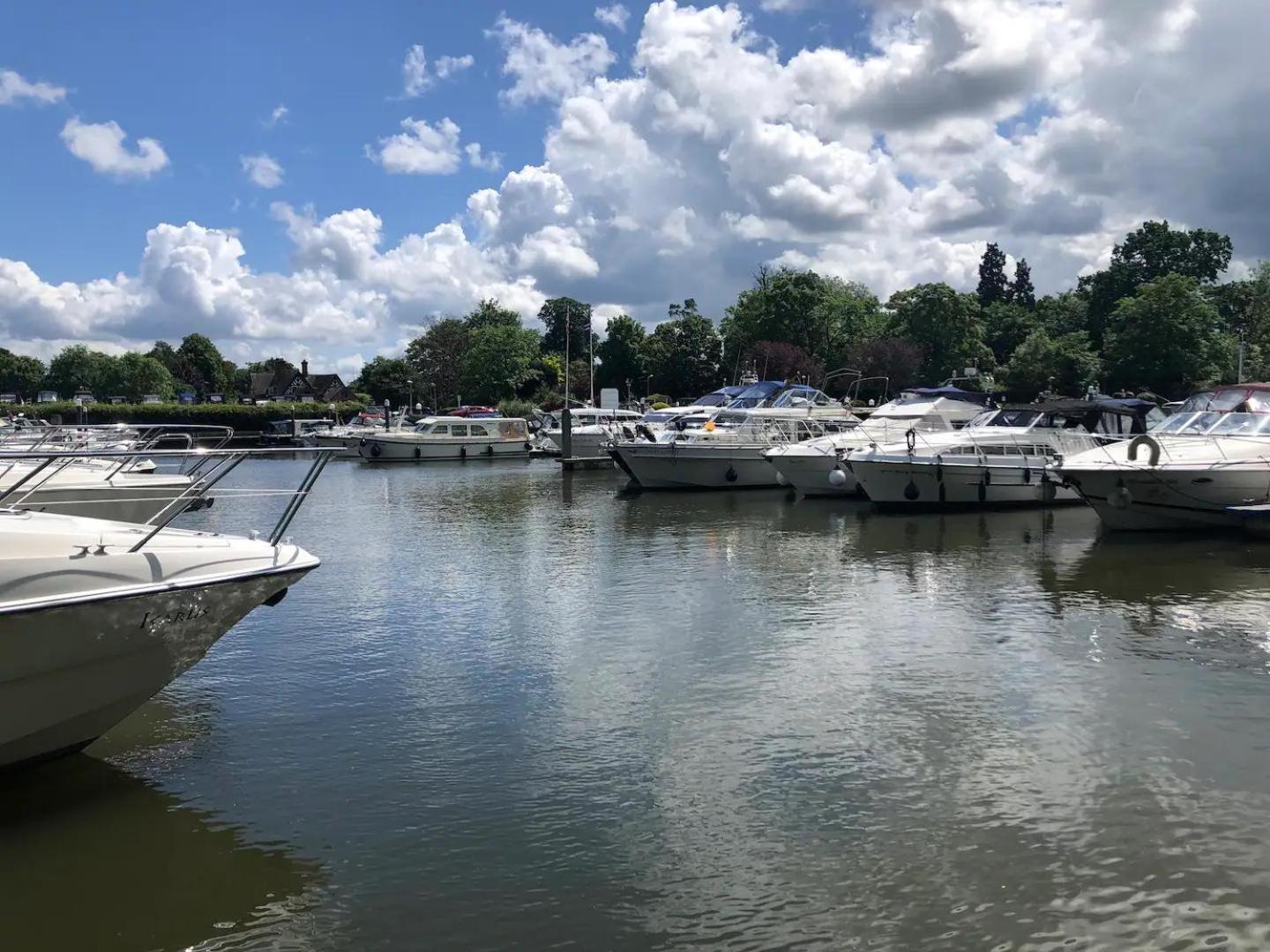 Holiday home Riverside Boat Retreat On The River Thames *