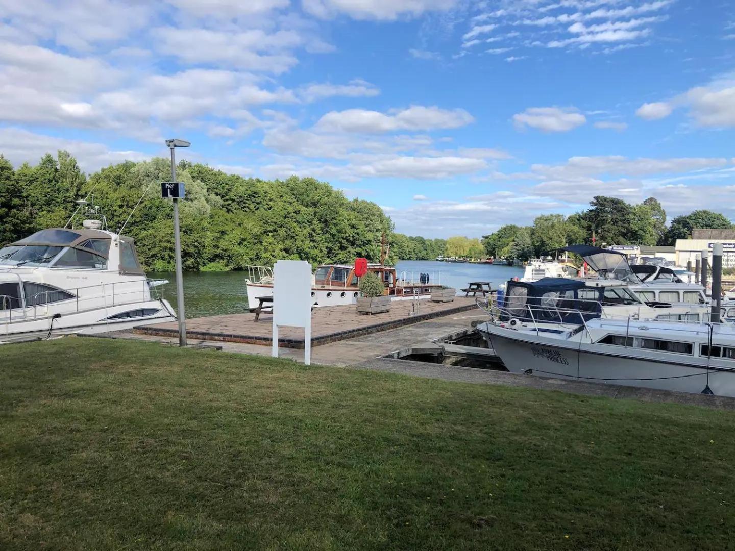 Riverside Boat Retreat On The River Thames * Windsor