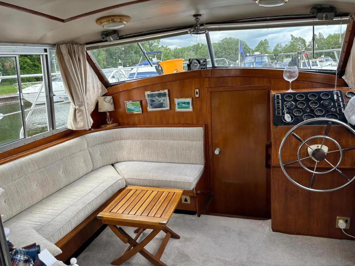 Riverside Boat Retreat On The River Thames Windsor