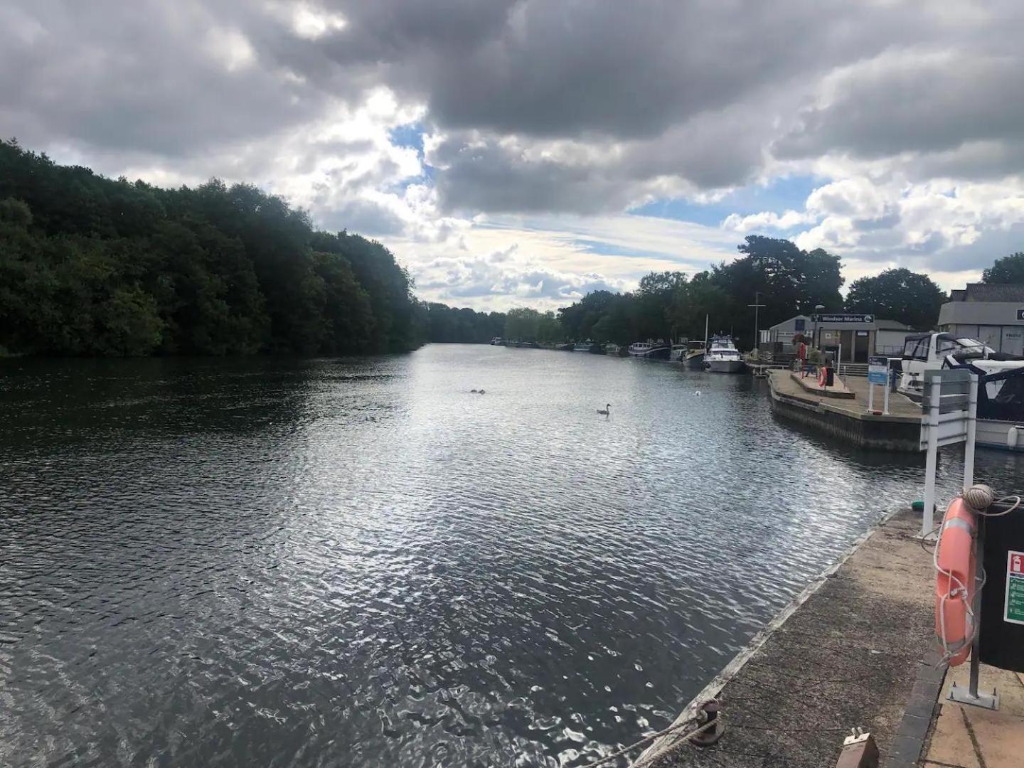 Holiday home Riverside Boat Retreat On The River Thames Windsor