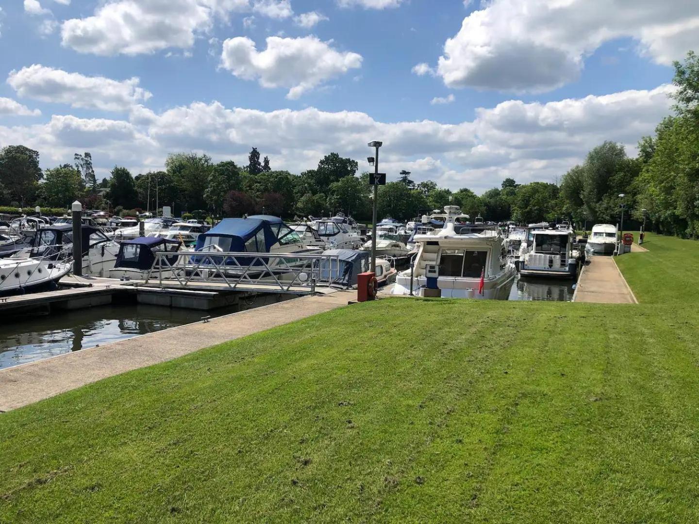 Riverside Boat Retreat On The River Thames Holiday home Windsor