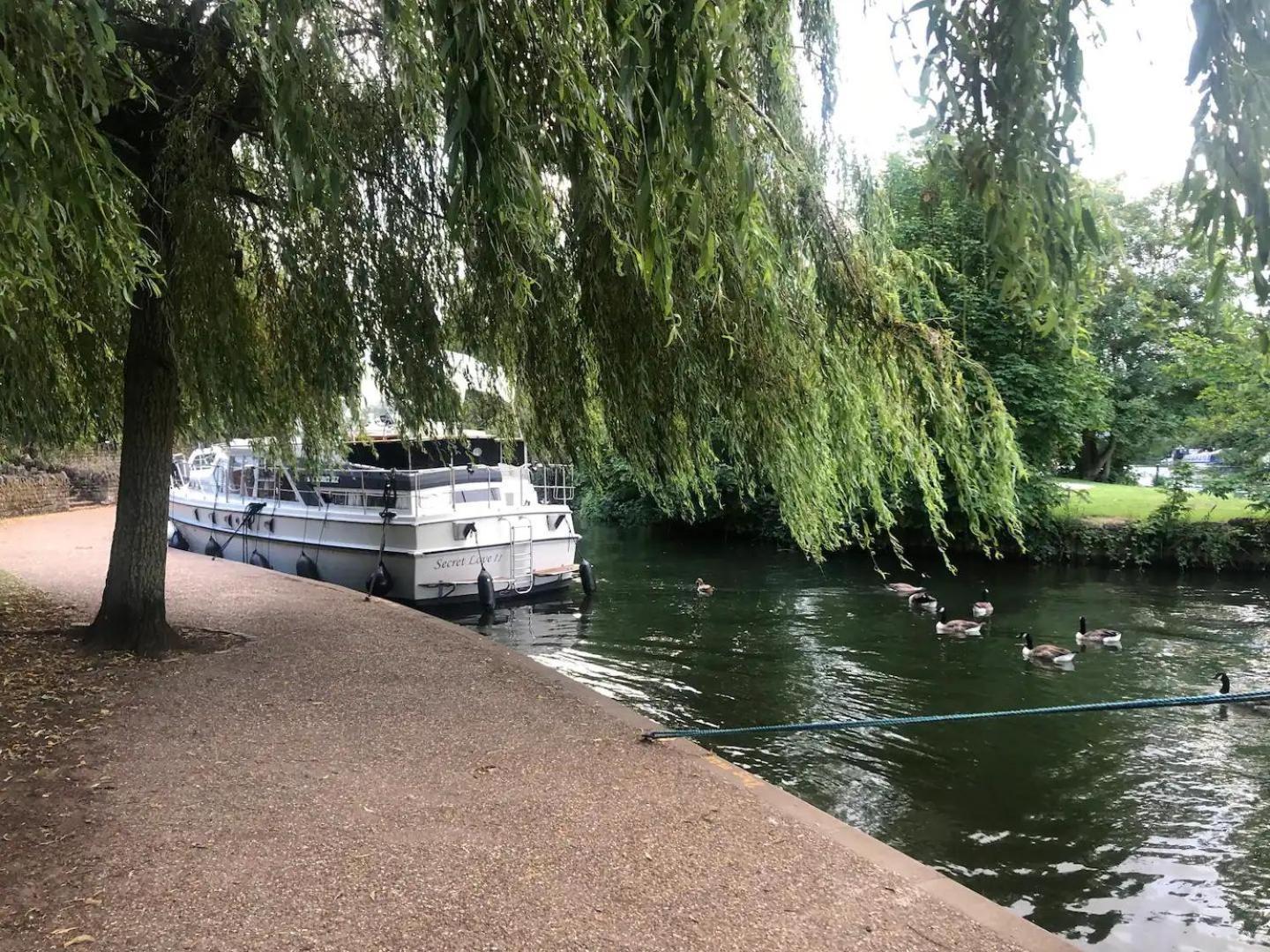 Riverside Boat Retreat On The River Thames Holiday home Windsor