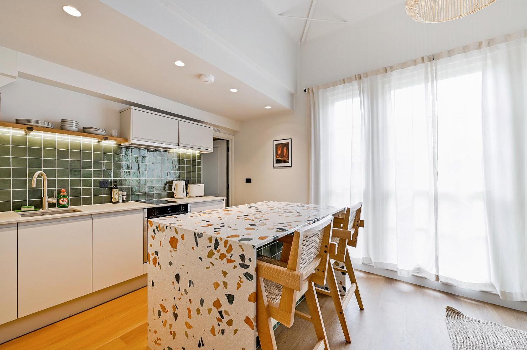 Leworth Apartments, Apartment *